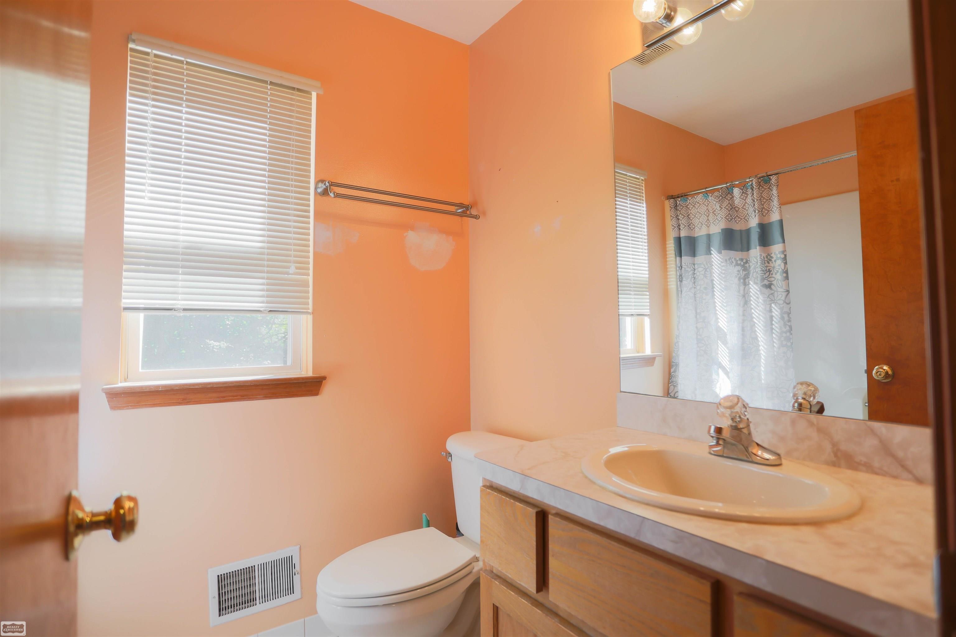 3045 Emmons Avenue Rochester, MI 48307 - Photo 18 of 41 50156055-33628190-731d-4104-a1ad-7768977236b3.JPG