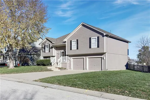 $340,000 | 1505 Rolling Drive, Greenwood, MO 64034