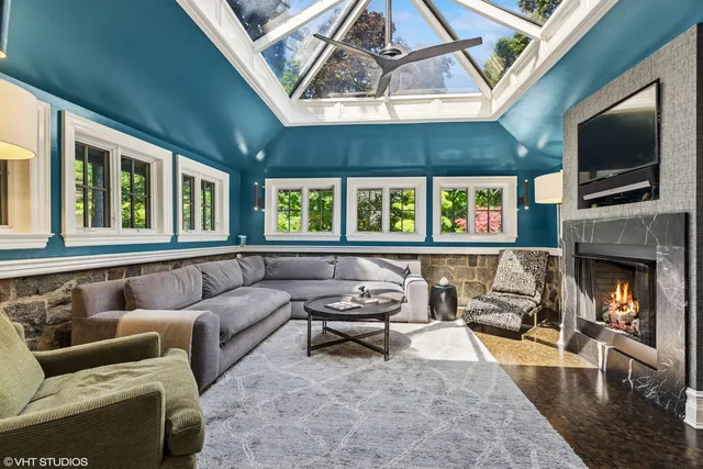 a large kitchen with kitchen island a large island in it