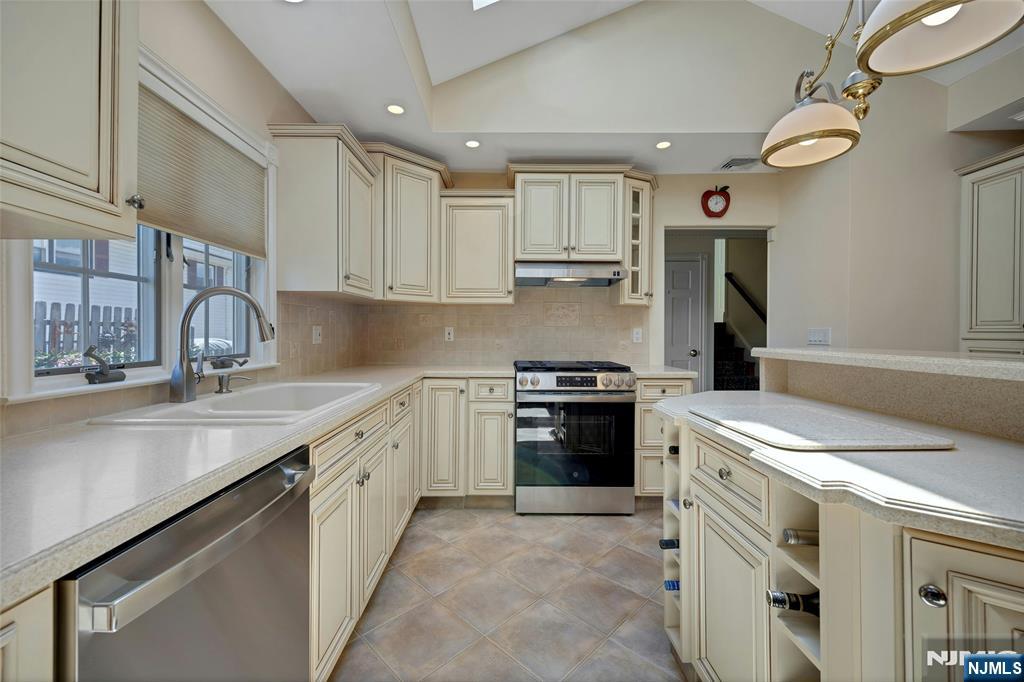 184 West Passaic Avenue Rutherford, NJ 07070 - Photo 7 of 30