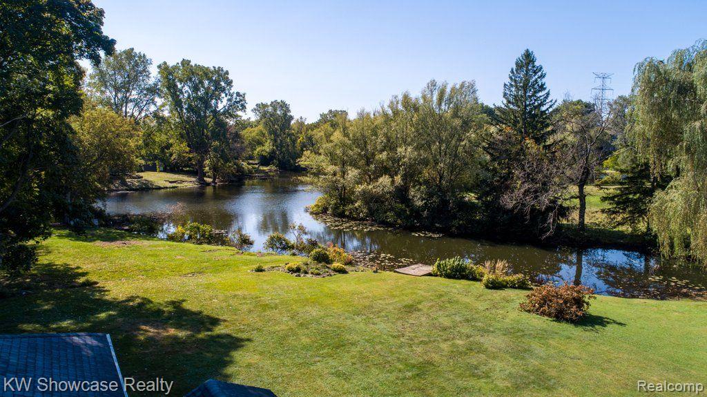 574 Young Road White Lake, MI 48383 - Photo 7 of 31 Gallery Image 7