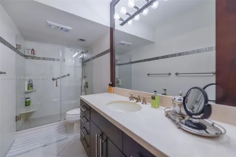 $749,000 | 1950 South Ocean Drive, Unit 5G, Hallandale Beach, FL 33009