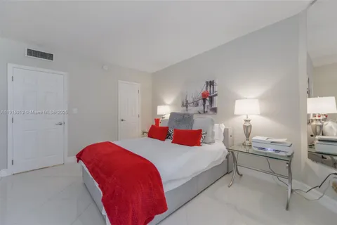 $749,000 | 1950 South Ocean Drive, Unit 5G, Hallandale Beach, FL 33009