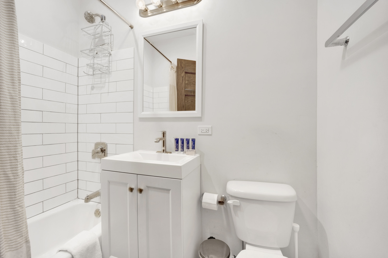 3932 North Sheridan Road, Unit 2 Chicago, IL 60613 - Photo 8 of 9
