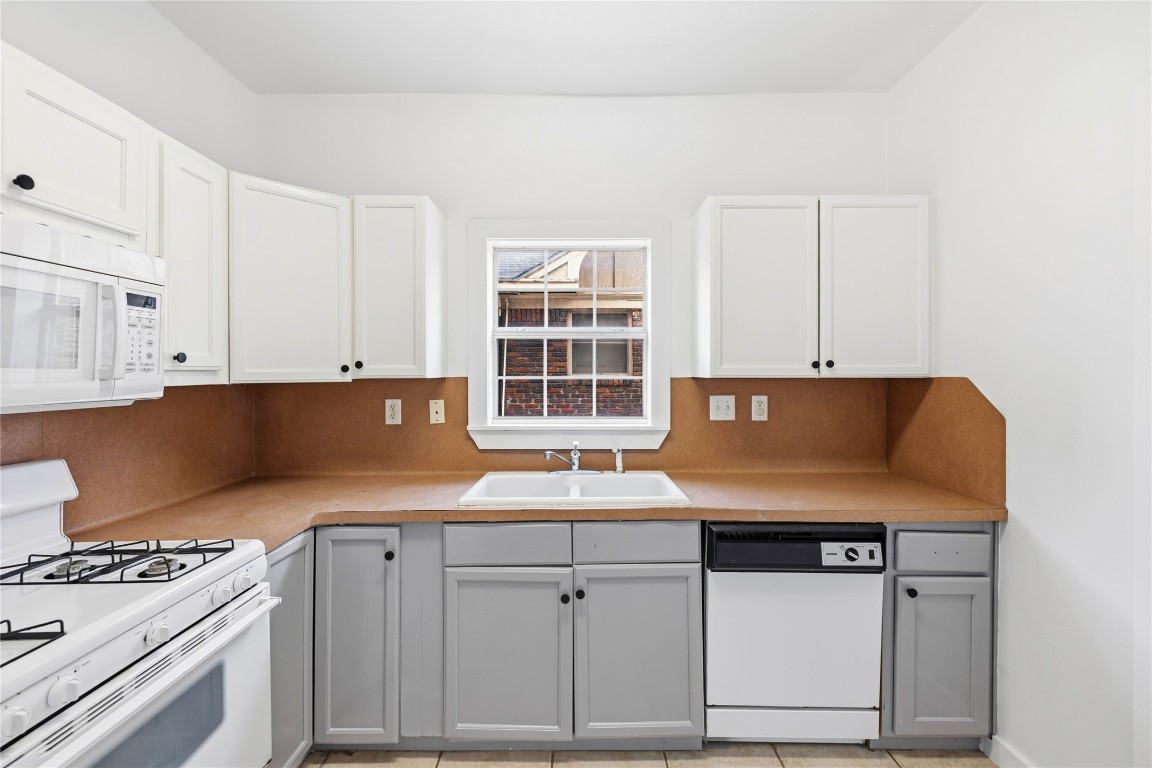 2218 Arbor Street, Unit ABC Houston, TX 77004 - Photo 4 of 43 Kitchen features stylish two-tone cabinetry for a modern, updated look.