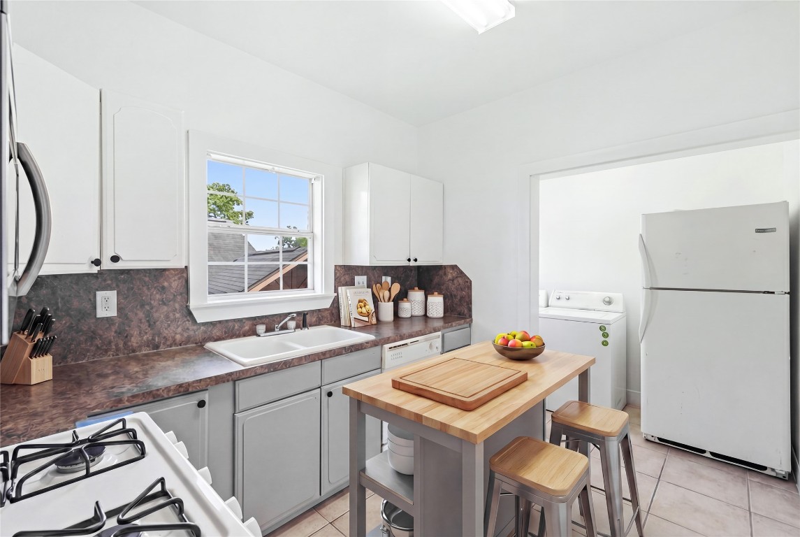 2218 Arbor Street, Unit ABC Houston, TX 77004 - Photo 5 of 43 Kitchen made for simple living and great meals.*Virtually Staged*