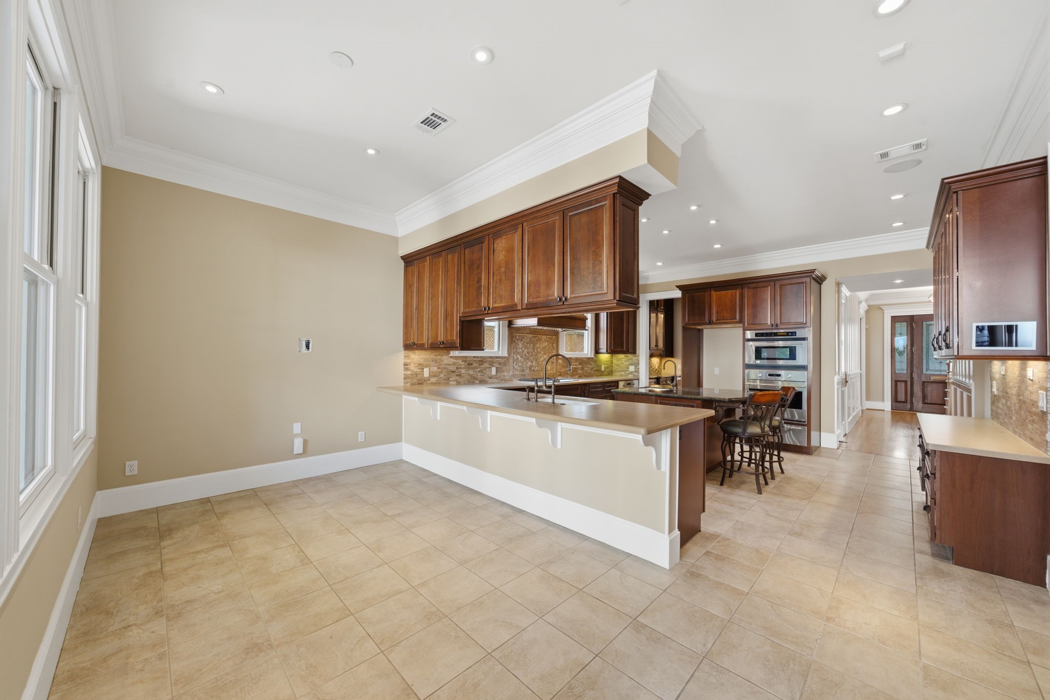 607 East 15th Street Houston, TX 77008 - Photo 18 of 45 a kitchen with stainless steel appliances granite countertop a refrigerator oven a sink a dining table and chairs with wooden floor