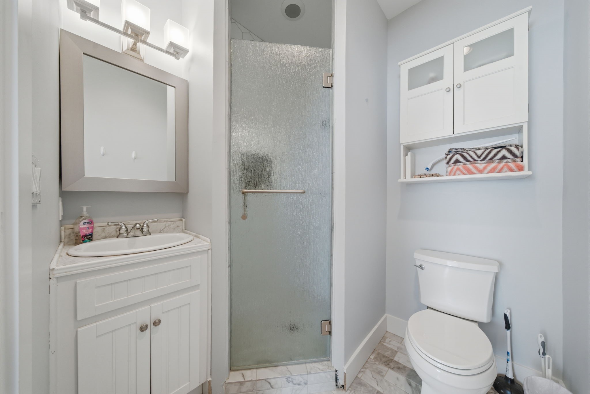 607 East 15th Street Houston, TX 77008 - Photo 31 of 45 a bathroom with a toilet sink and vanity