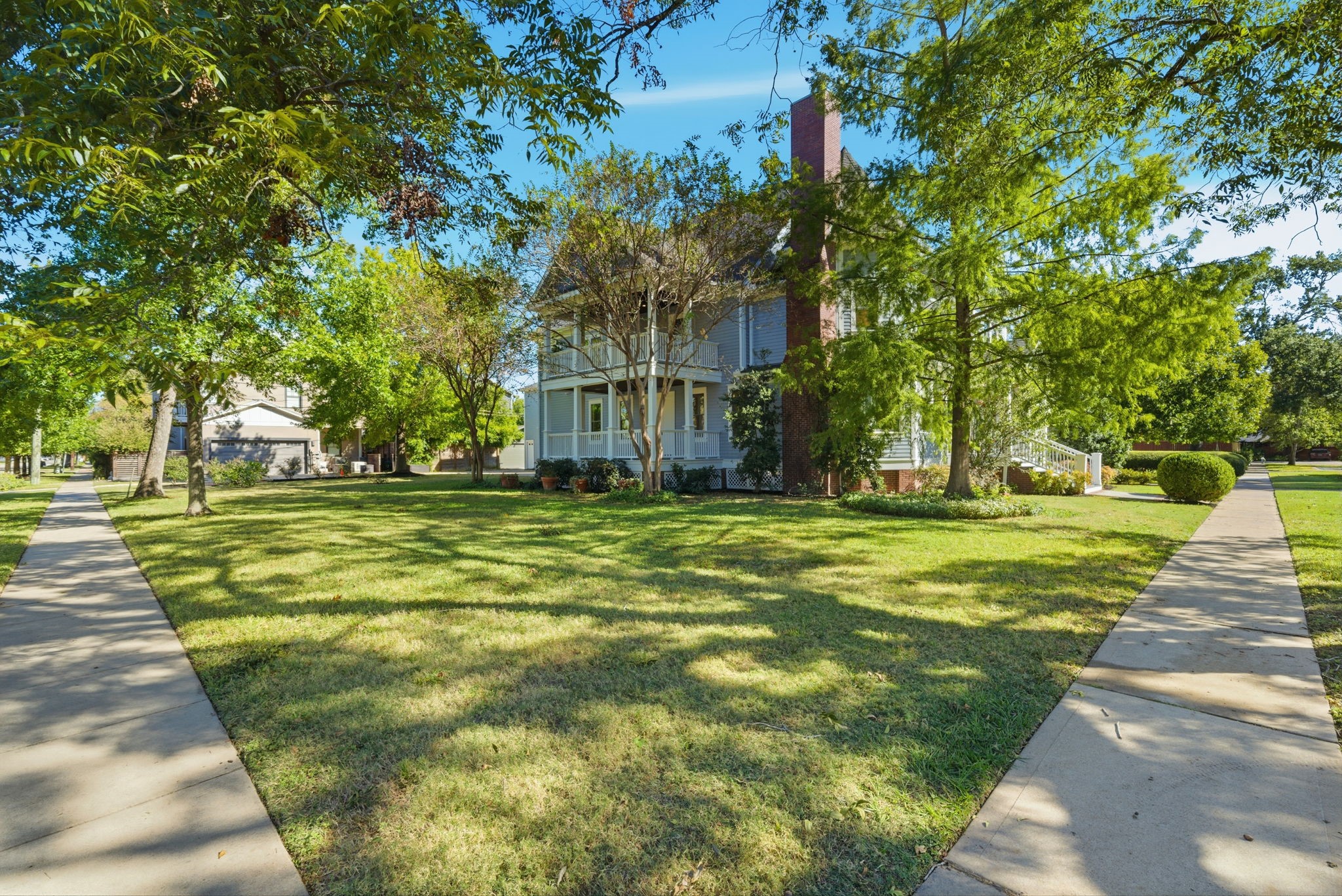 607 East 15th Street Houston, TX 77008 - Photo 36 of 45 a garden view with tall trees