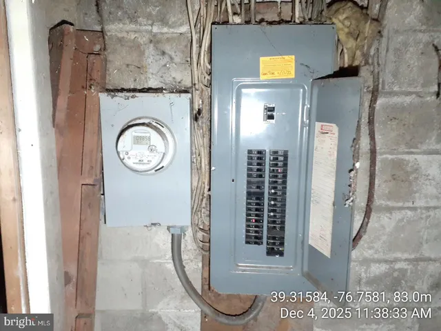 a view of a hallway with a closet