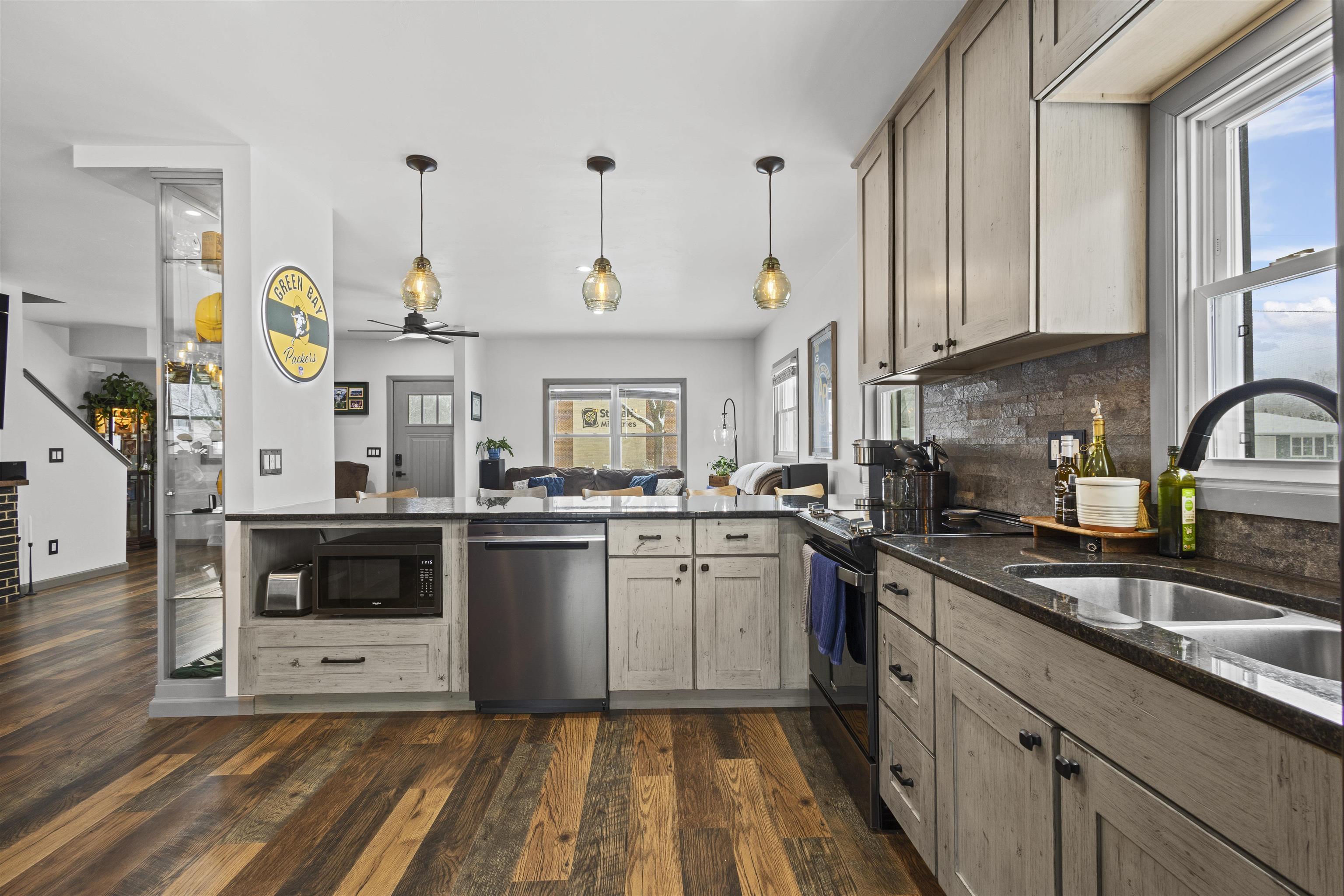 1749 South Oneida Street Green Bay, WI 54304 - Photo 16 of 47