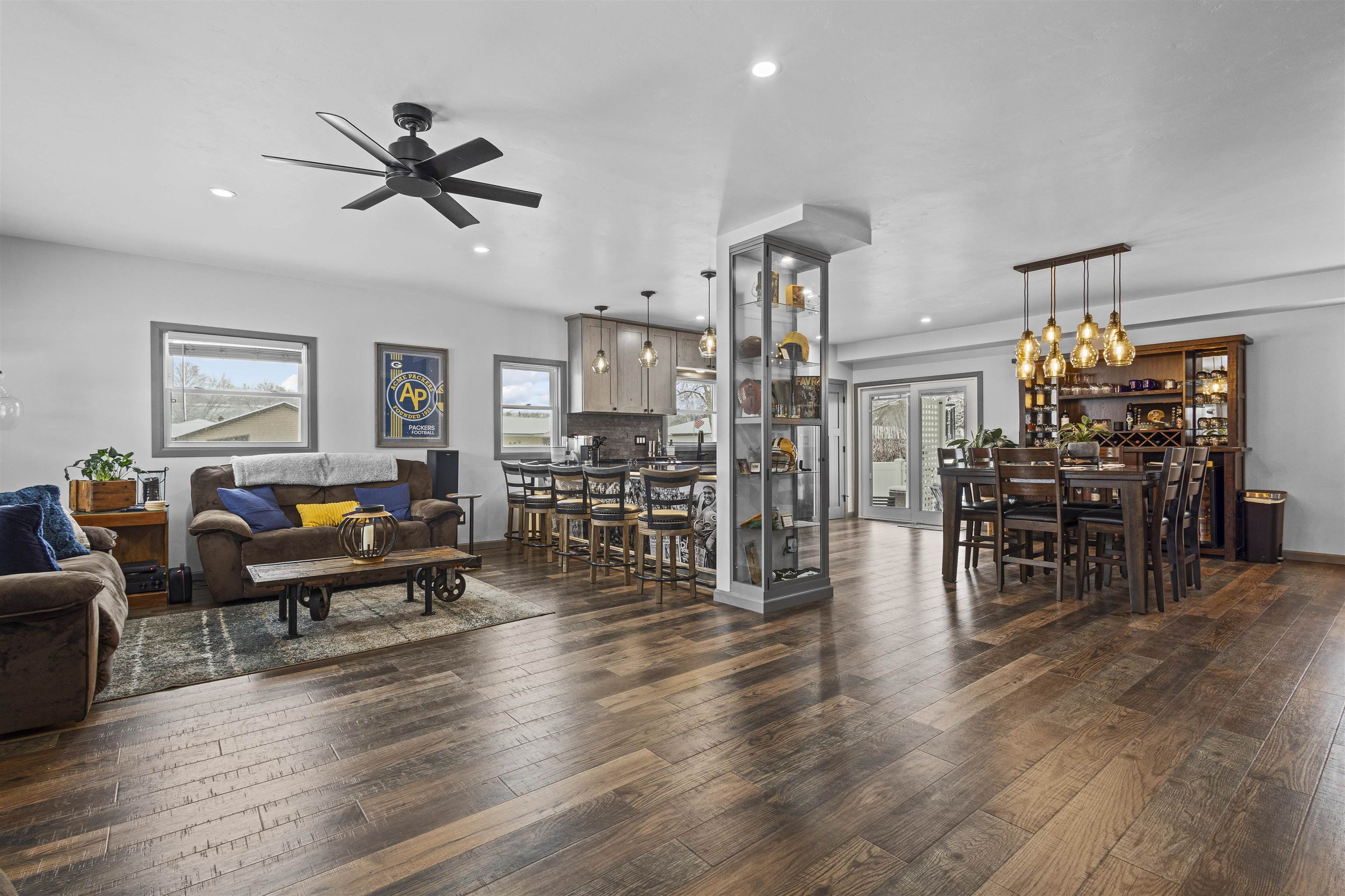 1749 South Oneida Street Green Bay, WI 54304 - Photo 4 of 47