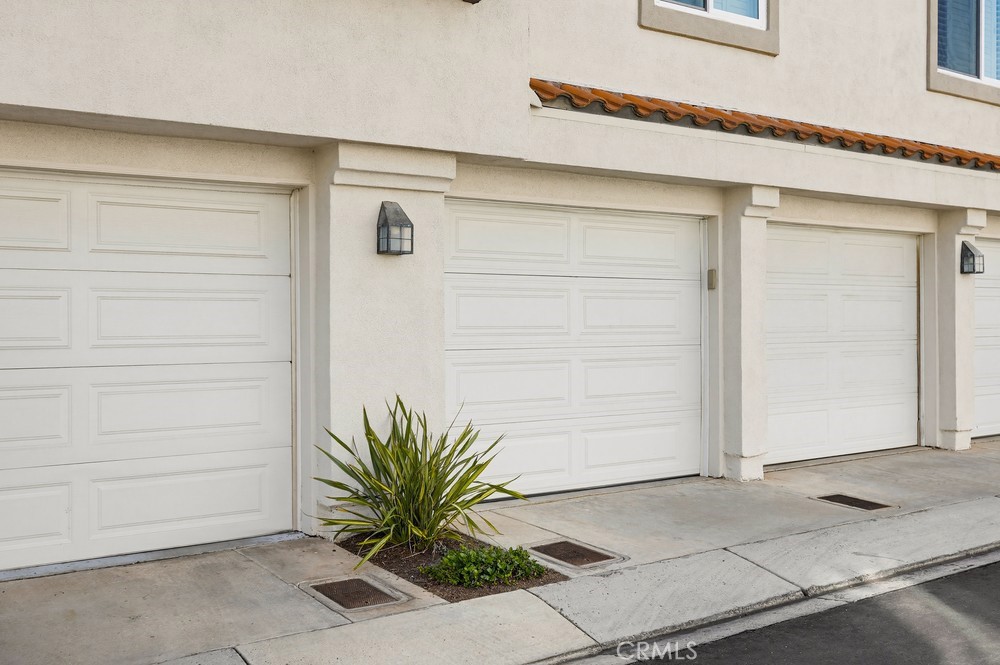47 Vía Lavendera Rancho Santa Margarita, CA 92688 - Photo 35 of 40 a couple of potted plants in front of door