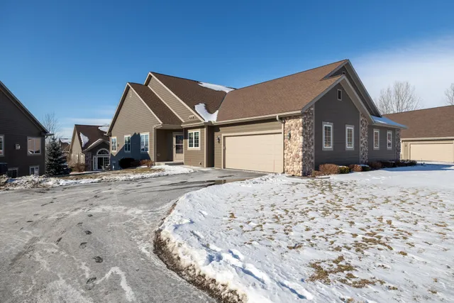 $459,900 | 282 Lower Woodford Circle, West Bend, WI 53090