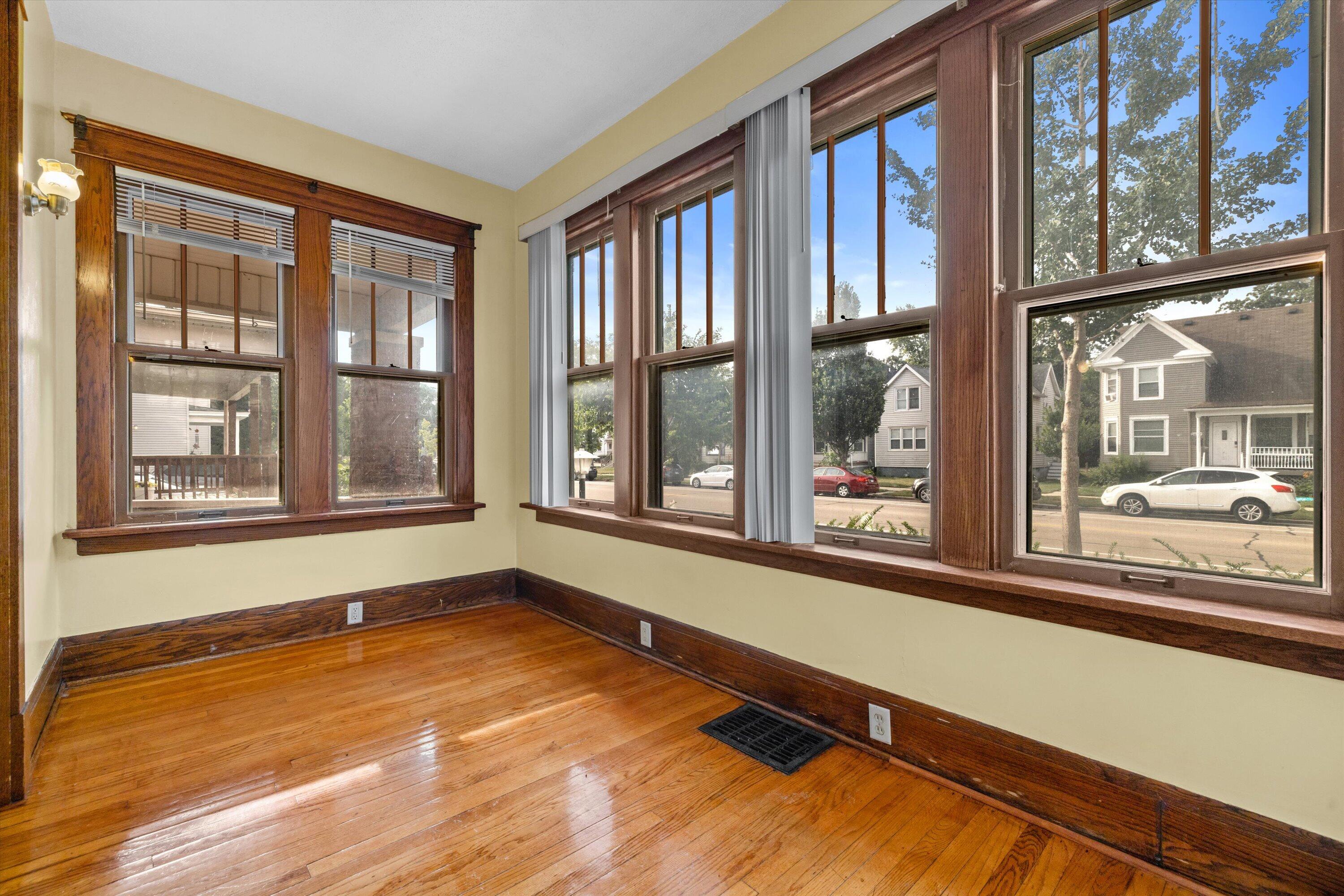 2816 Wright Avenue Racine, WI 53405 - Photo 6 of 25 Sun Room!