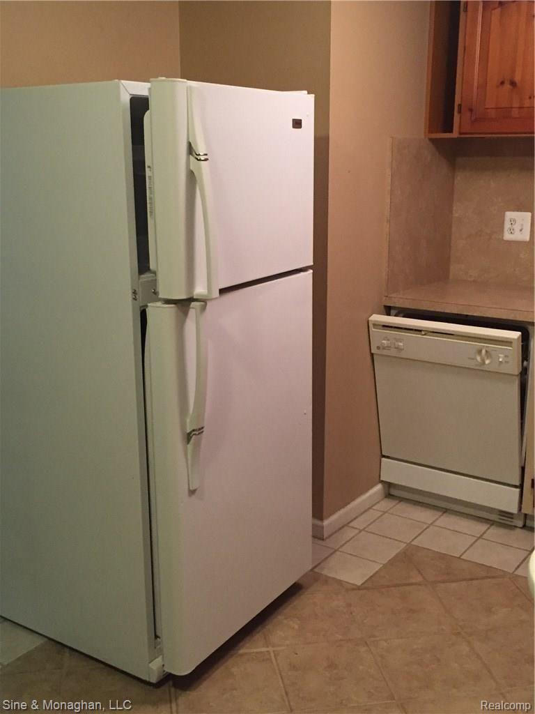 8192 24 Mile Road Utica, MI 48316 - Photo 11 of 26 Refrigerator remains with unit