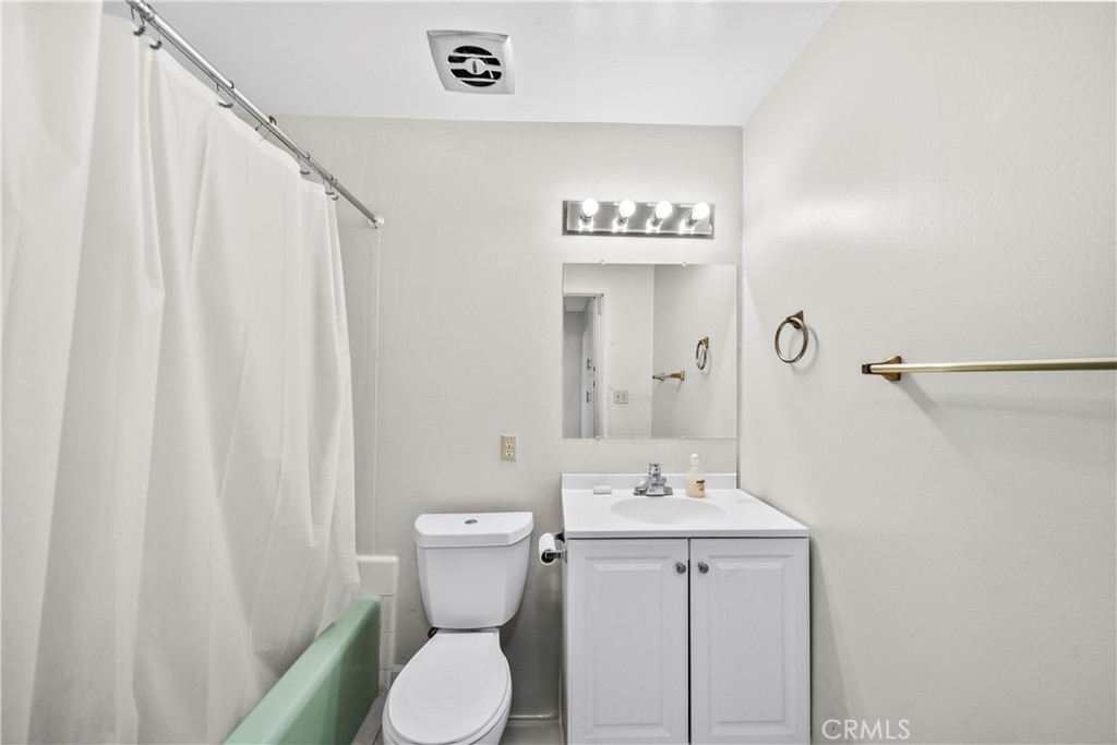 820 South Alessandro Street Hemet, CA 92543 - Photo 13 of 37 a bathroom with a toilet sink and mirror
