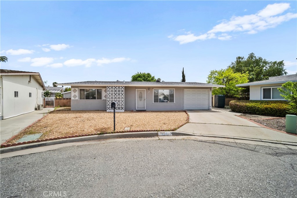 820 South Alessandro Street Hemet, CA 92543 - Photo 2 of 37 a view of a house with a street