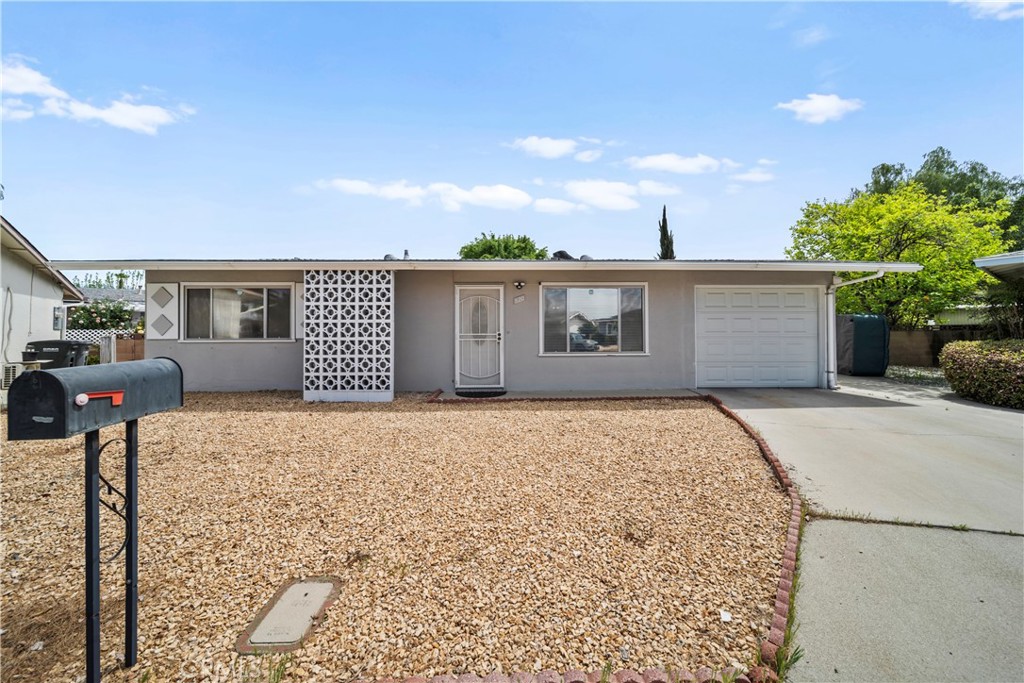 820 South Alessandro Street Hemet, CA 92543 - Photo 34 of 37 a front view of a house with a yard and garage