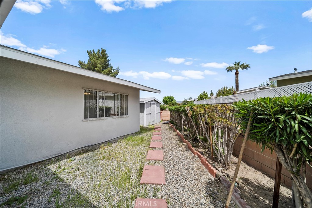 820 South Alessandro Street Hemet, CA 92543 - Photo 10 of 37 a front view of a house with a yard