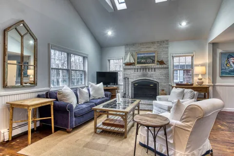 16 Sunninghill Road, Southampton, NY 11968