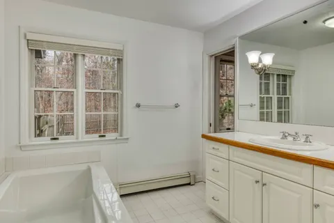 16 Sunninghill Road, Southampton, NY 11968