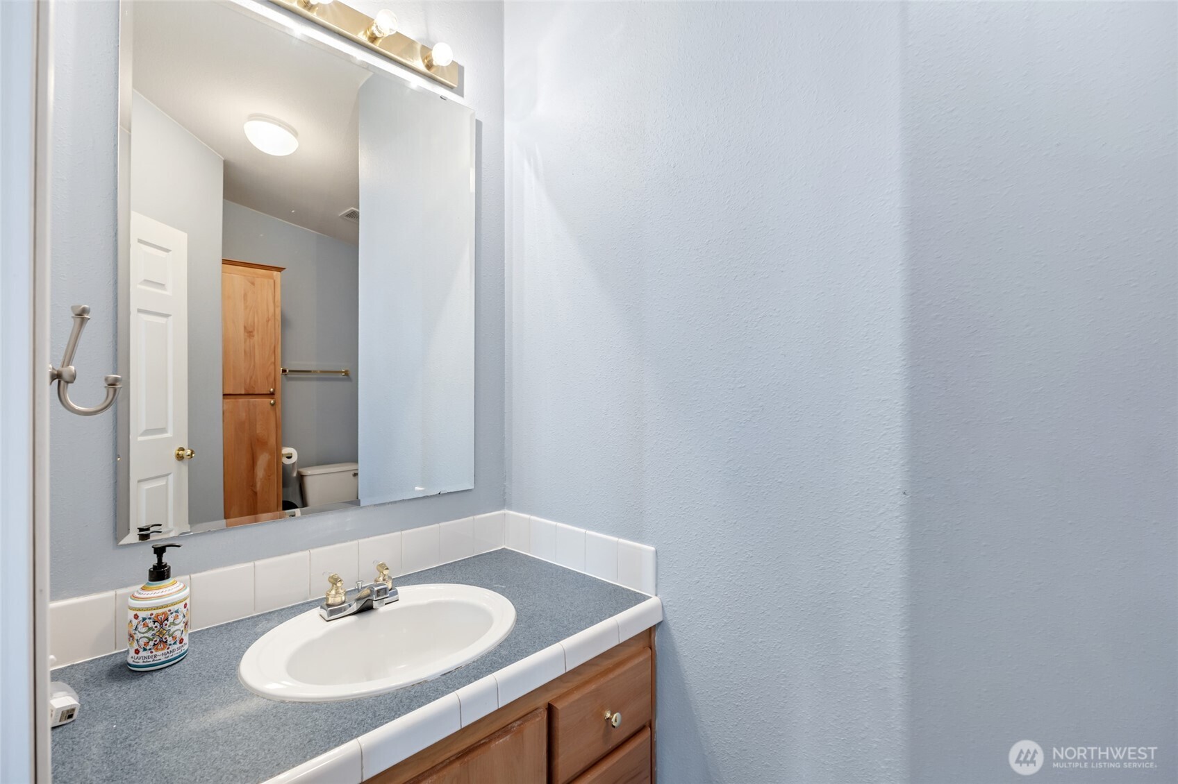12455 Dodson Road Northwest Ephrata, WA 98823 - Photo 16 of 40 a bathroom with a sink and a mirror