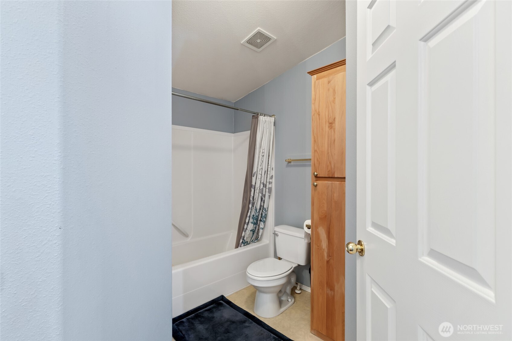 12455 Dodson Road Northwest Ephrata, WA 98823 - Photo 17 of 40 a bathroom with a toilet and a shower