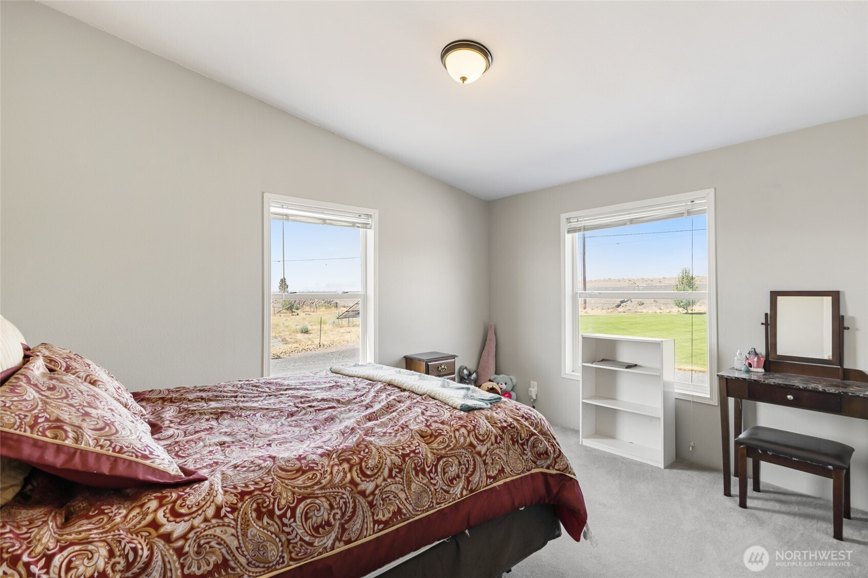 12455 Dodson Road Northwest Ephrata, WA 98823 - Photo 18 of 40 a bedroom with a bed and a window