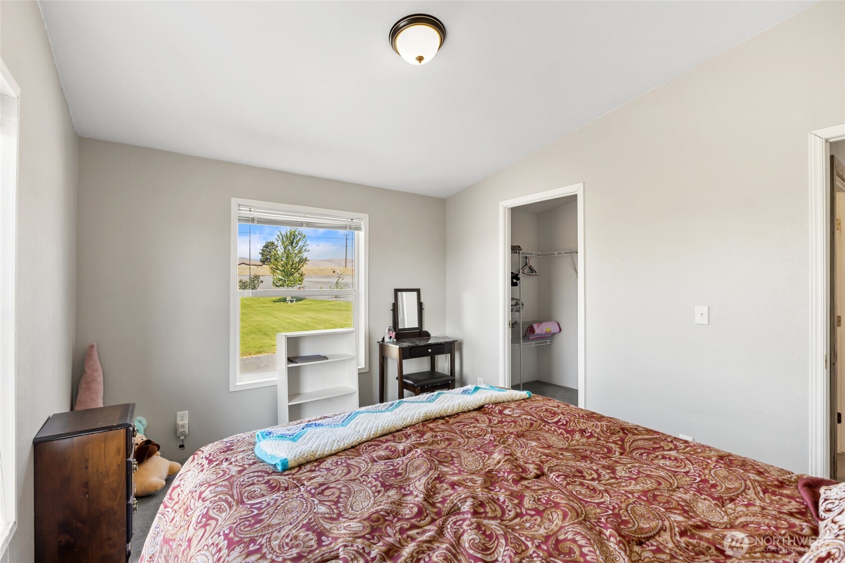 12455 Dodson Road Northwest Ephrata, WA 98823 - Photo 19 of 40 a bedroom with a bed and a dresser