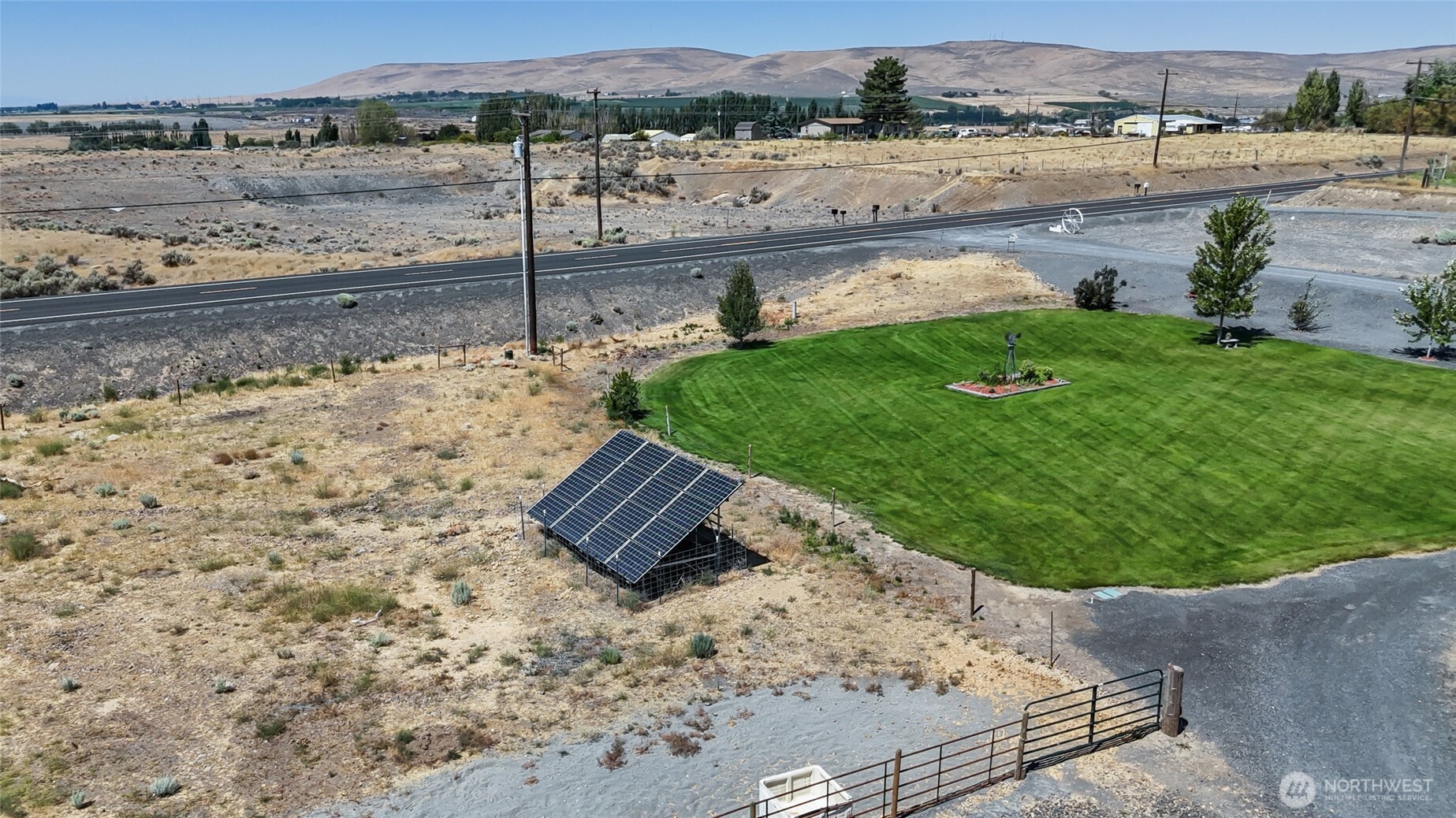 12455 Dodson Road Northwest Ephrata, WA 98823 - Photo 25 of 40 a view of a backyard with wooden fence