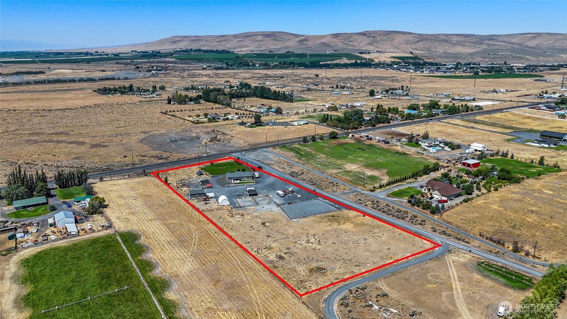 12455 Dodson Road Northwest Ephrata, WA 98823 - Photo 35 of 40 a view of a lake with a mountain