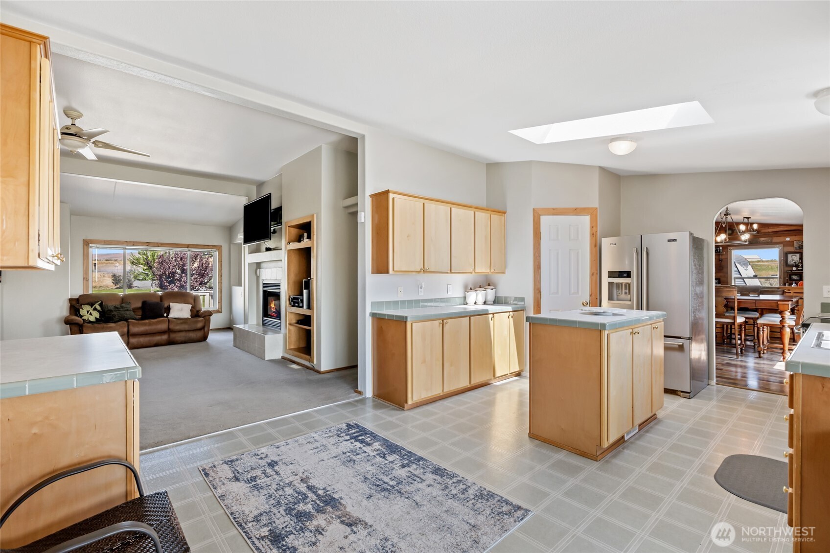 12455 Dodson Road Northwest Ephrata, WA 98823 - Photo 10 of 40 a living room with furniture and a rug