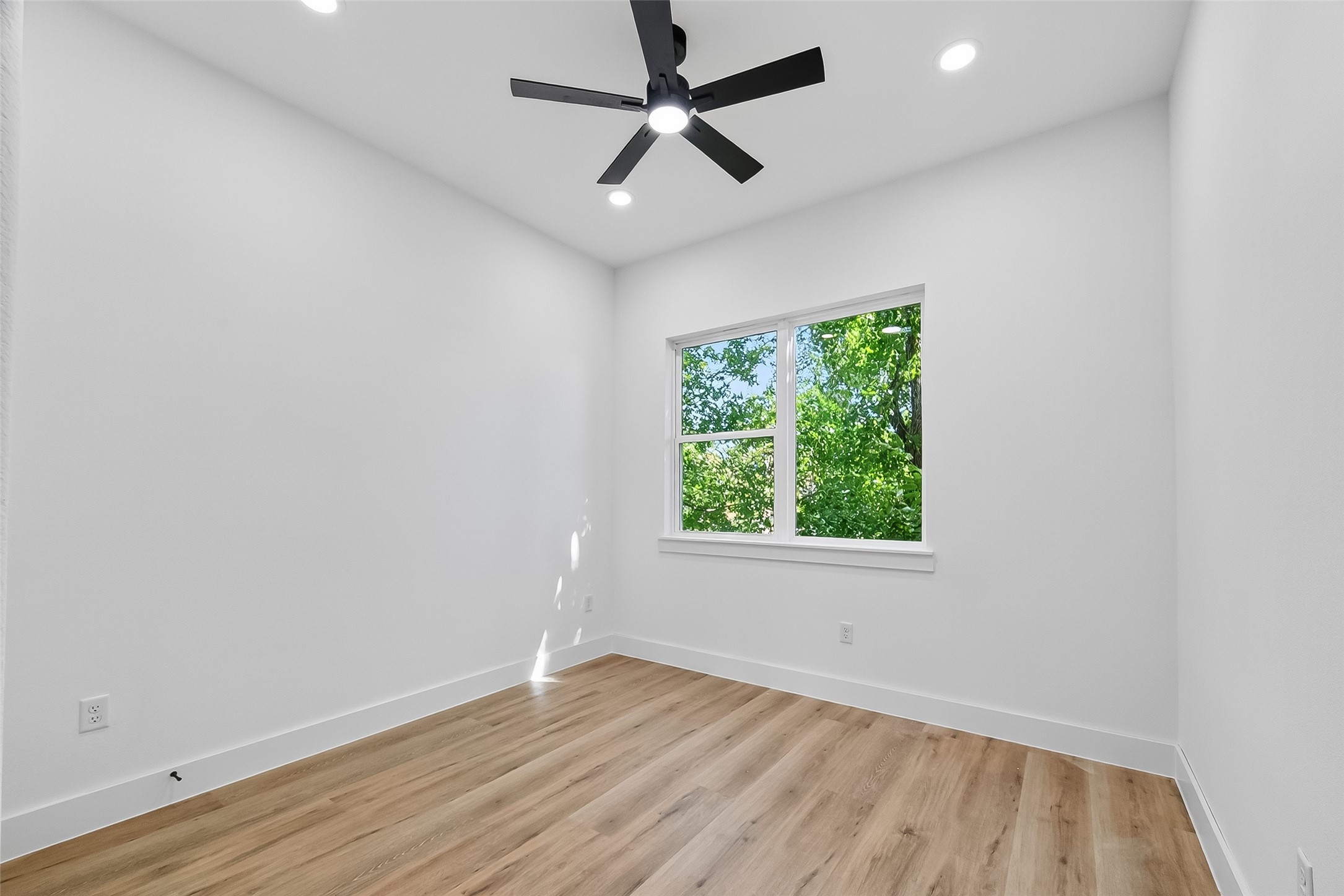 3315 Nettleton Street Houston, TX 77004 - Photo 20 of 38 an empty room with wooden floor and windows