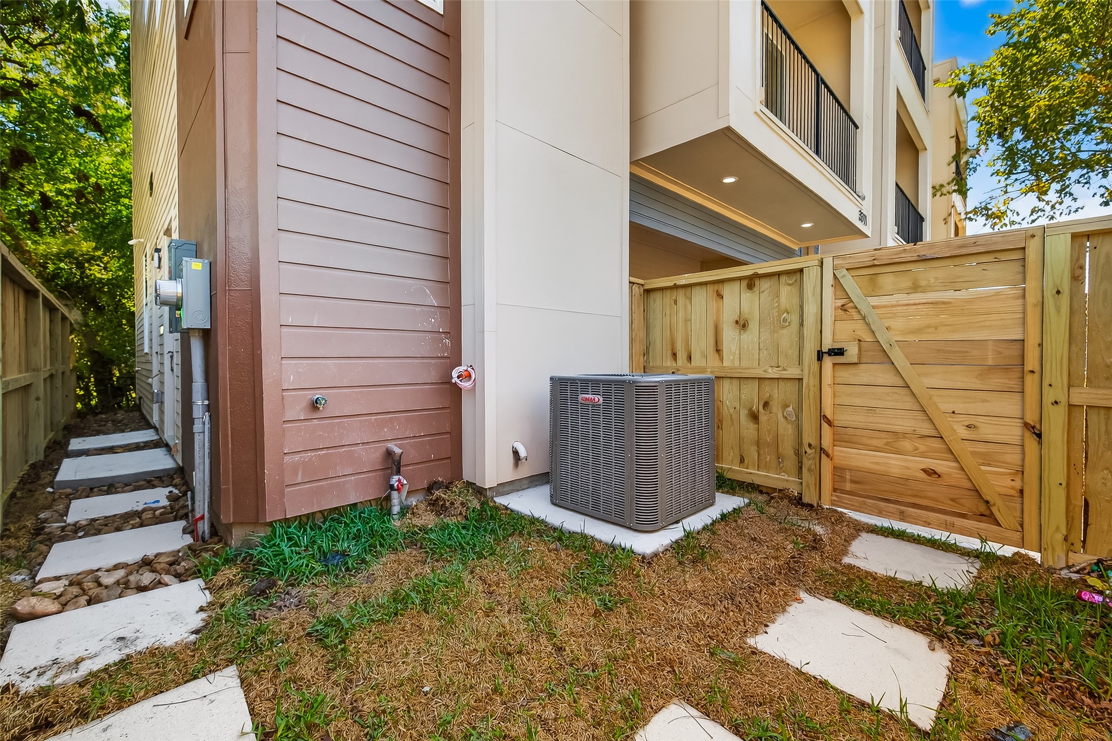 3315 Nettleton Street Houston, TX 77004 - Photo 33 of 38 a view of a backyard