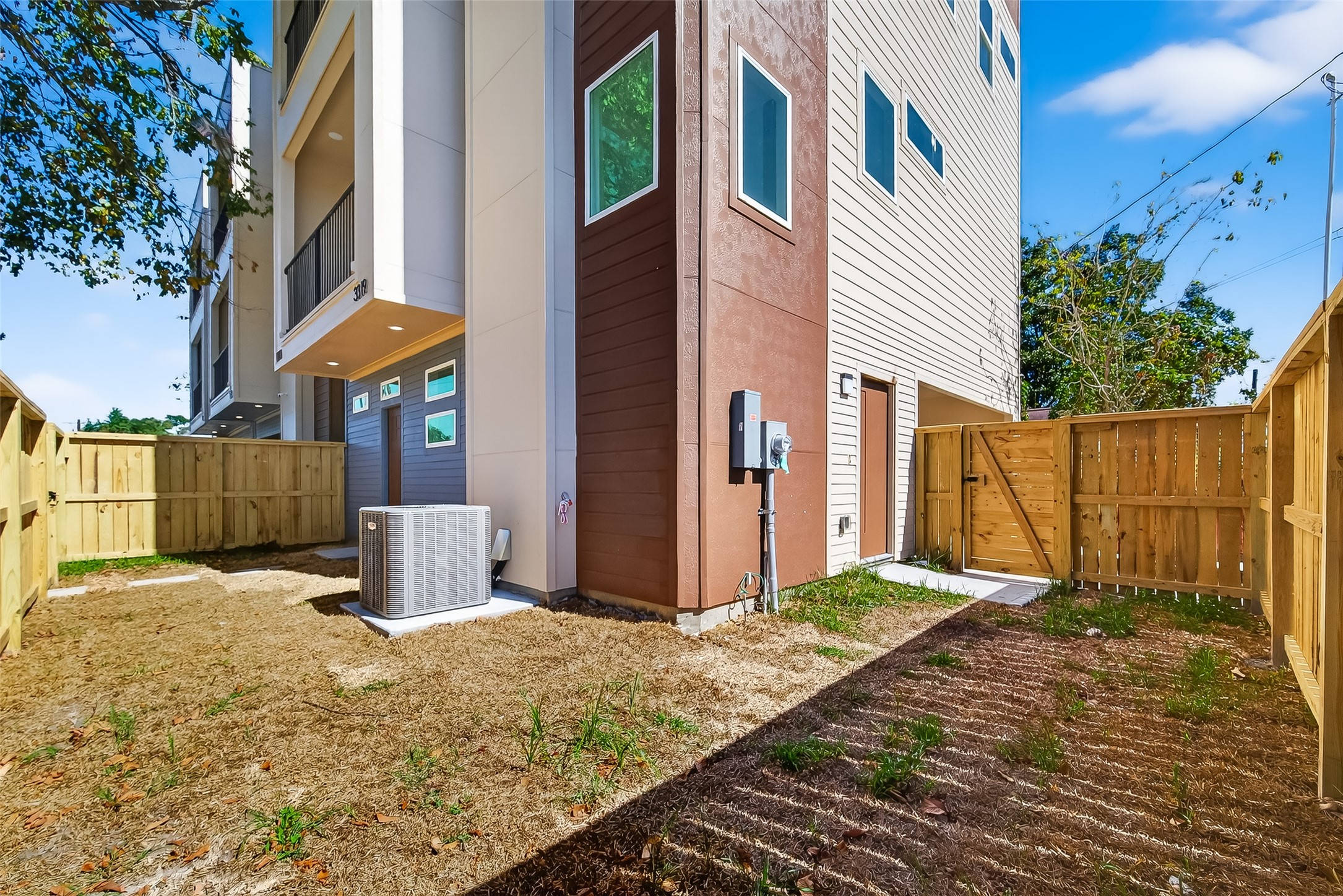 3315 Nettleton Street Houston, TX 77004 - Photo 35 of 38 a backyard of a house