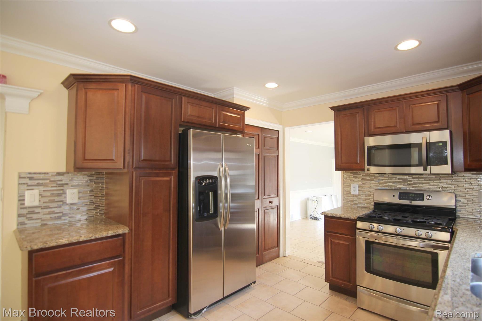 31462 Curtis Road Livonia, MI 48152 - Photo 9 of 38 Appliances Included