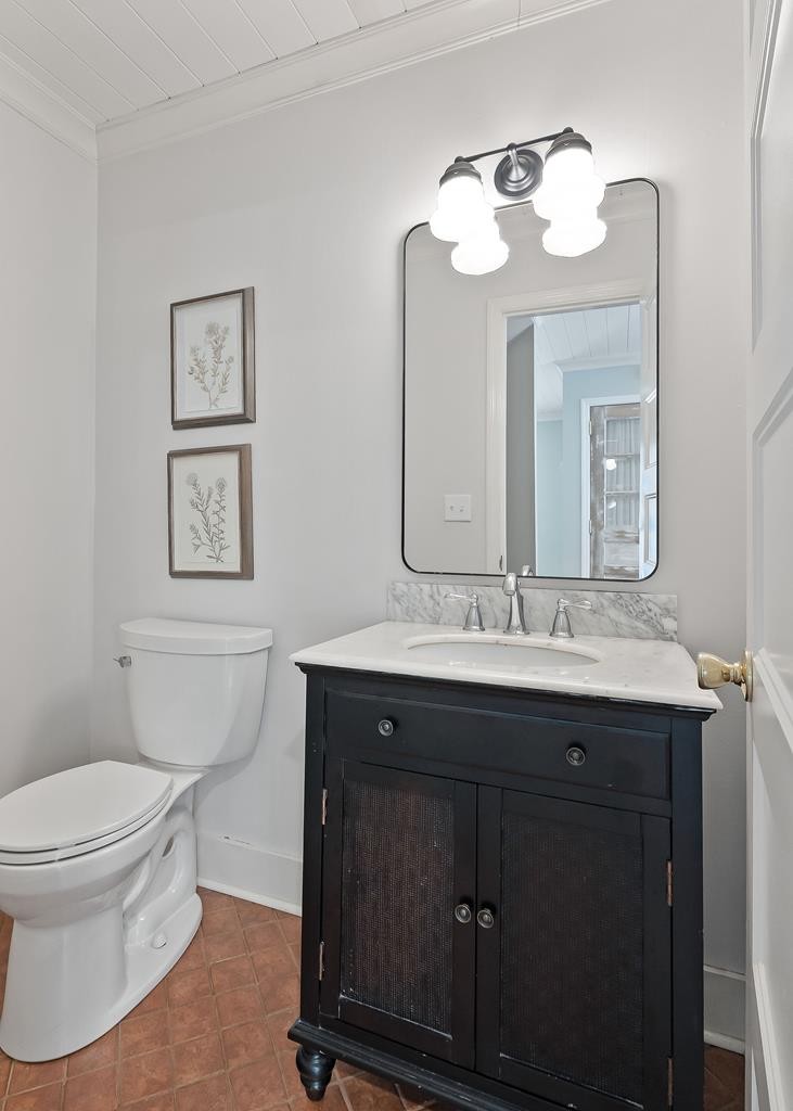 480 Jamestown Road Cookeville, TN 38501 - Photo 13 of 46 a bathroom with a toilet sink and mirror