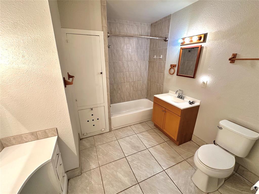 1694 Old Luling Road Lockhart, TX 78644 - Photo 13 of 20 full bathroom