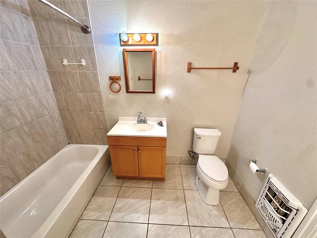 1694 Old Luling Road Lockhart, TX 78644 - Photo 14 of 20 Full bath with shower/tub combo