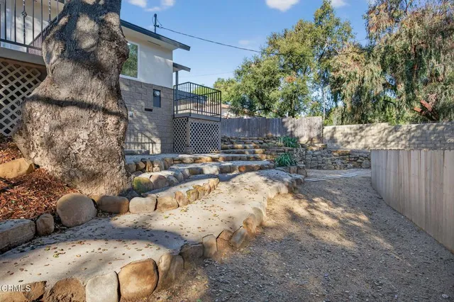 a view of a backyard