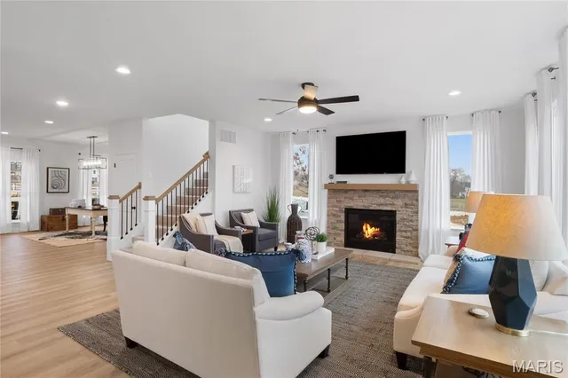 $898,077 | 136 Sweetgrass Pt Way, Cottleville, MO 63304