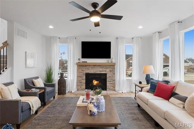 $898,077 | 136 Sweetgrass Pt Way, Cottleville, MO 63304