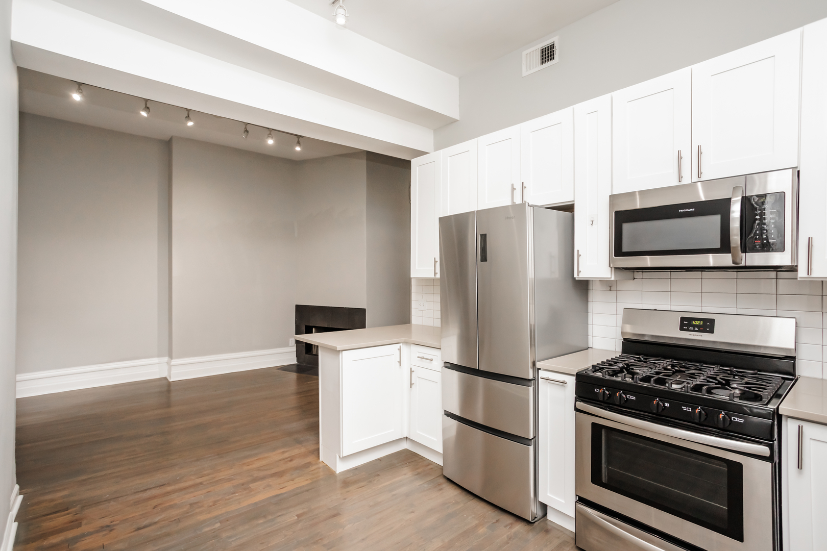 46 East Chicago Avenue, Unit 2W Chicago, IL 60611 - Photo 3 of 14