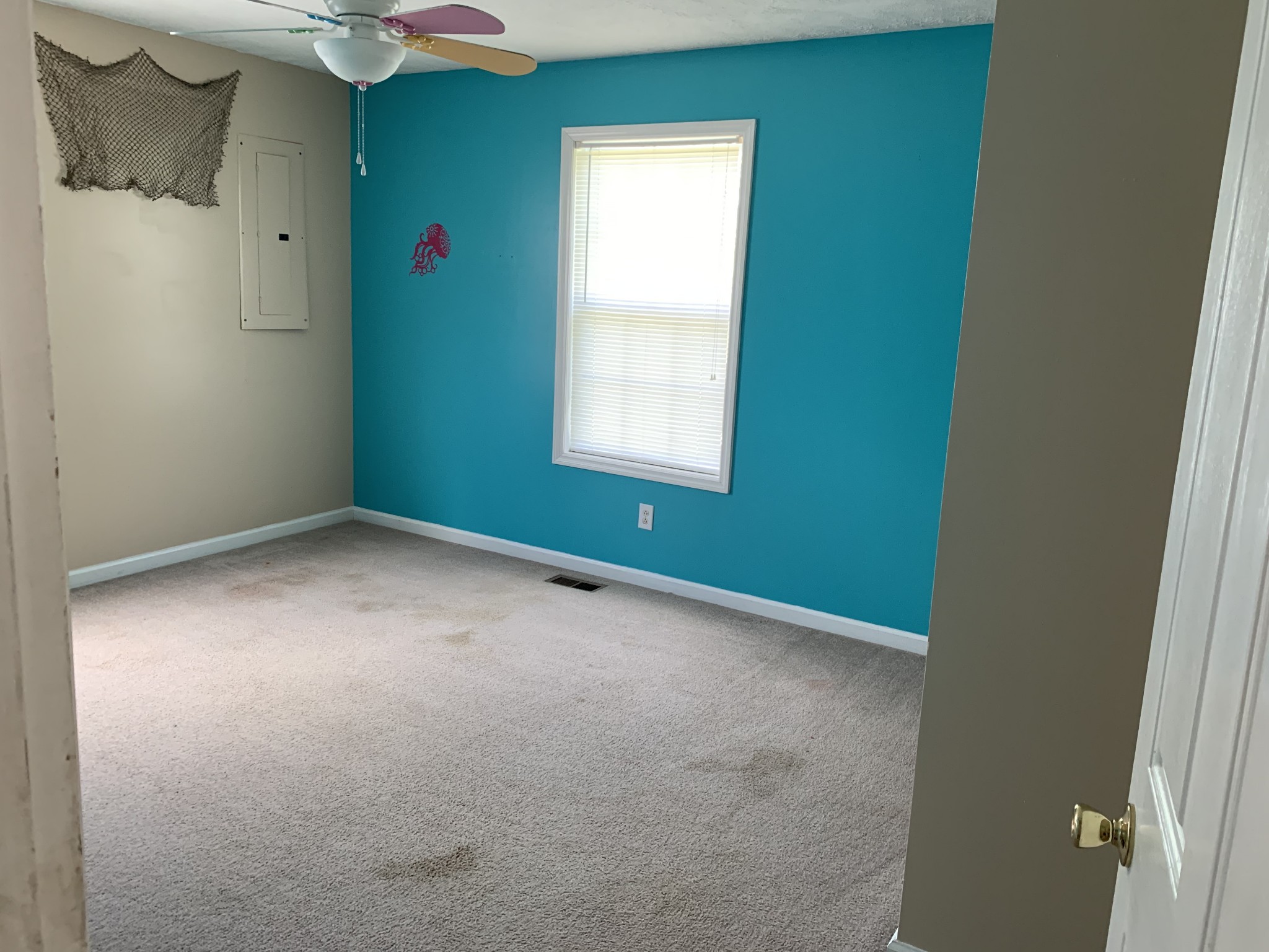 819 Hayes Road Lawrenceburg, TN 38464 - Photo 23 of 42 an empty room with a window