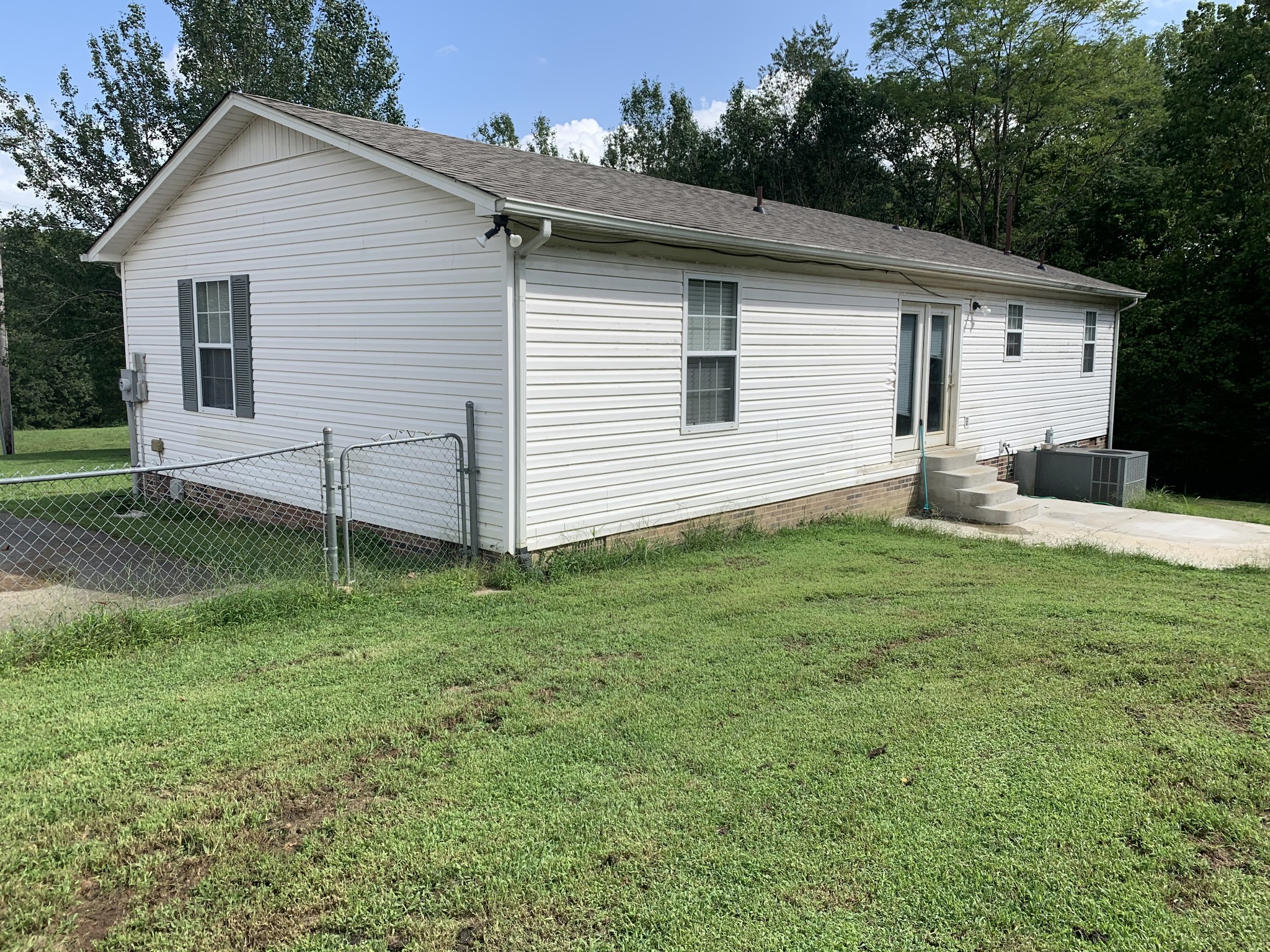 819 Hayes Road Lawrenceburg, TN 38464 - Photo 5 of 42 a house view with a backyard space
