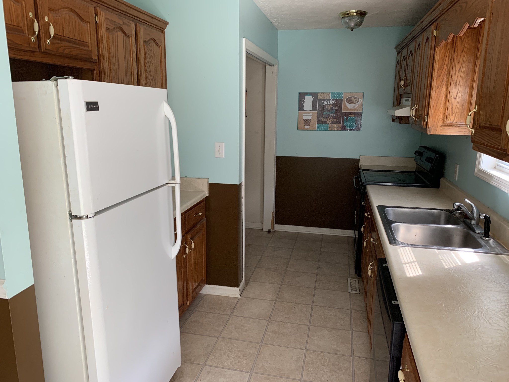 819 Hayes Road Lawrenceburg, TN 38464 - Photo 8 of 42 a kitchen with stainless steel appliances a refrigerator and a sink