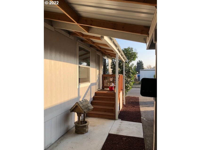2150 Laura, Unit 94 Springfield, OR 97477 - Photo 18 of 23 Entrance/Foyer