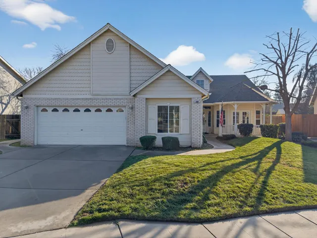 $594,900 | 260 West Loyola Avenue, Clovis, CA 93619
