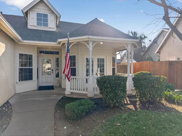 $594,900 | 260 West Loyola Avenue, Clovis, CA 93619